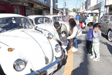全国のフォルクスワーゲンの愛好家が街中に車を展示する催しが開かれた=稲敷市