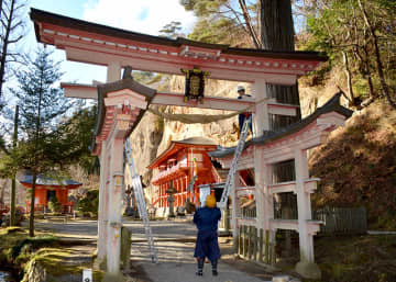 達谷窟毘沙門堂での御歳越祭を前に三之鳥居で行われた大しめ縄の張り替え作業