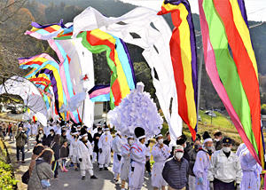 色とりどりの五反幡を風になびかせながら山道を練り歩く氏子ら＝二本松市木幡地区