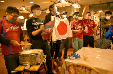 サッカーW杯クロアチア戦をテレビ観戦しながら日本代表を応援するJ1鹿島のサポーターたち=鹿嶋市宮下のカフェ「れんが」