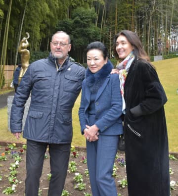 庭園で記念写真に収まるジャン・レノさん、長谷川智恵子さん、ゾフィア・ボルッカさん(左から)=笠間市笠間の笠間日動美術館