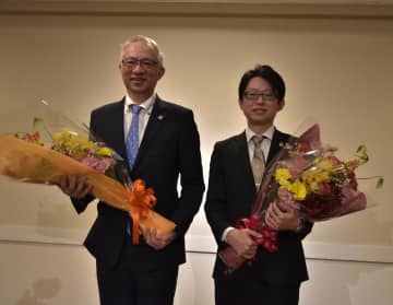 花束を手に笑顔を見せる小林千早さんと佐川峰章さん(左から)=水戸市宮町