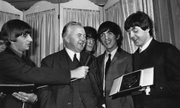 ザ・ビートルズと英国首相ハロルド・ウィルソン、1964年; Photo: Ron Case/Keystone/Getty Images