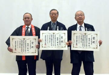 入賞した飯村昭司さん、吉沢博文さん、菊池章夫さん(左から)=水戸市三の丸
