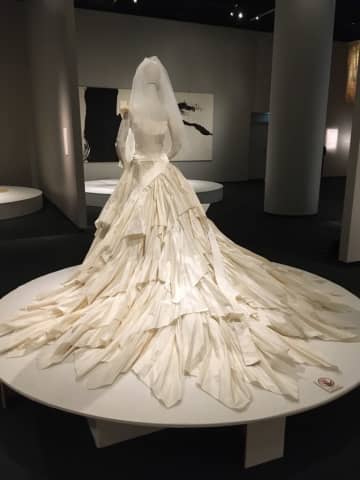 「ウェディング・ドレス」　ジョン・ガリアーノ / クリスチャン・ディオール　2002年　寄贈：クリスチャンディオール(株）