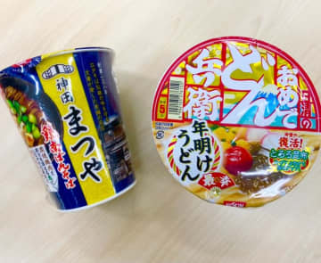 左が「神田まつや 鶏南ばんそば」、右が「日清のおめでどん兵衛 年明けうどん」