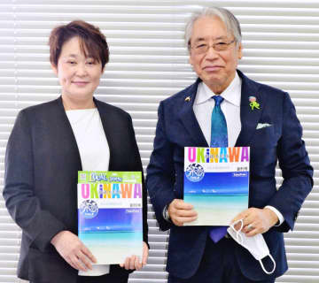 たのしま沖縄本島版をPRするijuの田中久光会長（右）と上田香織代表取締役＝13日、沖縄タイムス社