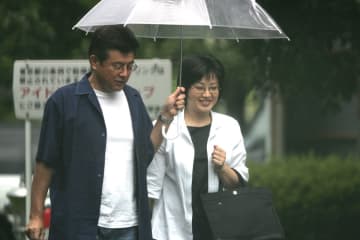 相合い傘を楽しむ友和と百恵さん