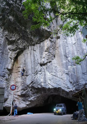 むき出しの岩山を掘り抜いてできた羽山第２トンネル