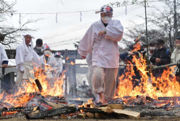 加波山神社本宮の火渉祭で火の道を歩く参加者=22日午後、桜川市真壁町長岡
