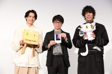 アニメーション映画『すずめの戸締まり』舞台あいさつに登壇した（左から）松村北斗、新海誠監督、野田洋次郎