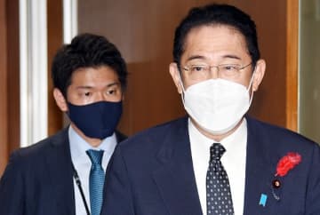 “身内”以外を起用すべきだった（岸田首相と総理秘書官の長男・翔太郎氏）／（Ｃ）日刊ゲンダイ