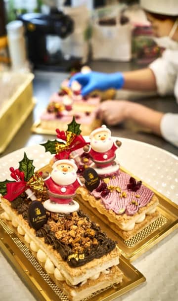 珍しい焼き菓子のクリスマスケーキ「クリスマス　ダックワーズ」を作るパティシエ=奈良市芝辻町2のラ・ポーズ