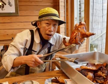 おどけた表情を見せる「陽氣な狩人」の店主、今田孝志さん＝島根県浜田市弥栄町高内