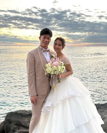 結婚を発表した（左から）塩見泰隆選手、新川永紗