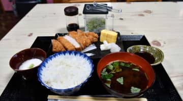 看板メニューの山かけとんかつ定食