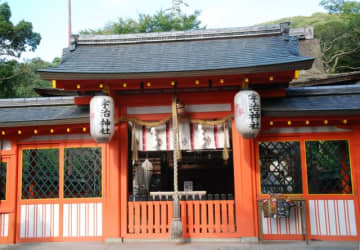 鎌倉時代初期に建立された御本殿をはじめ、菟道稚郎子命の木造坐像、木造の狛犬など、境内には国の指定重要文化財も多数（画像提供：宇治神社）