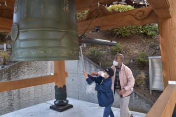 新年への願いを込めて鐘を突く参拝者=常陸太田市上宮河内町の菊蓮寺
