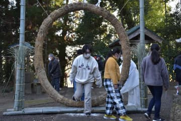 明るい新年を願いながら茅の輪をくぐる地域住民たち=常陸太田市谷河原町の天白羽神社