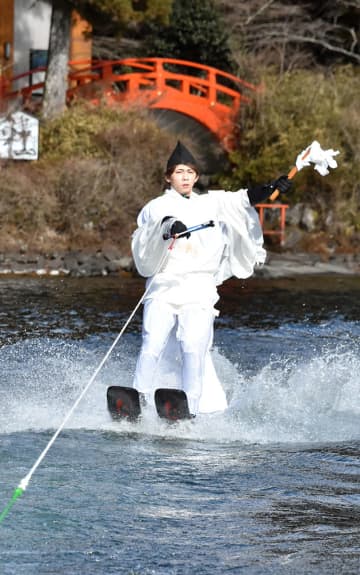 神職姿の大学生が水上スキーではらい清めた「湖水開き」＝箱根町の芦ノ湖