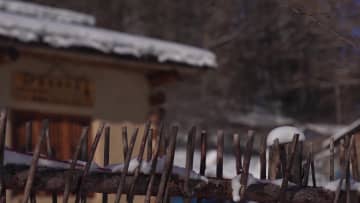 昔ながらの木造住宅並ぶ村落、氷雪観光が人気集める　吉林省