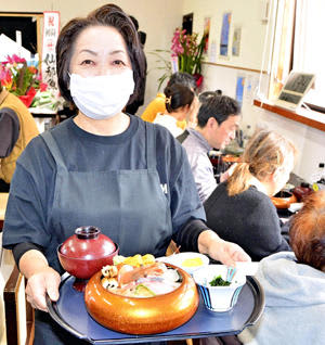 斎春海鮮丼などを目当てに訪れた大勢の来店者でにぎわう店内