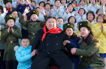 朝鮮少年団第9回大会代表らと記念撮影する金正恩総書記（提供 コリアメディア）