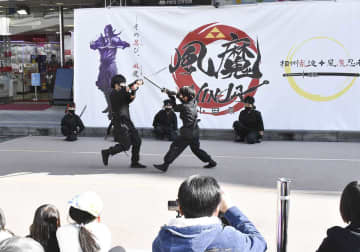 風魔忍者祭りで忍者修行を披露する子どもたち＝9日、小田原市栄町1丁目