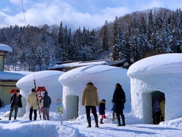 写真：小野川温泉「巨大かまくら村」