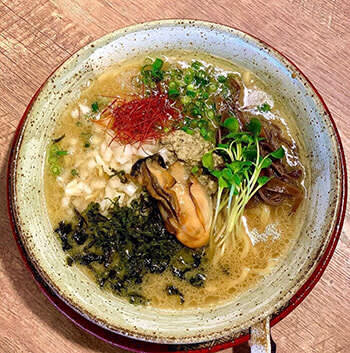 「牡蠣の掟」にて1日30食限定で販売されている「熟成牡蠣豚骨ラーメン」の提供イメージ