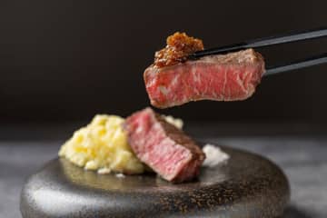 「グランドキュイジーヌ2022」にて肉料理部門の金賞を受賞した「土佐あかうしの溶岩焼きステーキ」提供イメージ