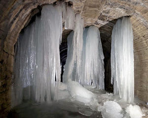 氷の神殿とも呼ばれる巨大氷柱が出現する二ツ小屋隧道