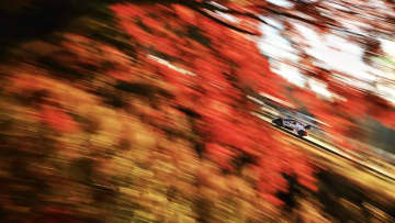 作者コメント : シャッターチャンスが少ない中、集中力を高めて撮影に臨みました。紅葉がきれいで秋の季節を感じる写真が撮れました。 キヤノン EOS 7D Mark II　EF-S10-18mm F4.5-5.6 IS STM　露出Mモード (1/20秒　F8)　ISO 100　WB : 日陰　ND8フィルター 2022 WRC Rally Japan (SS6 : 愛知県 稲武ダム)