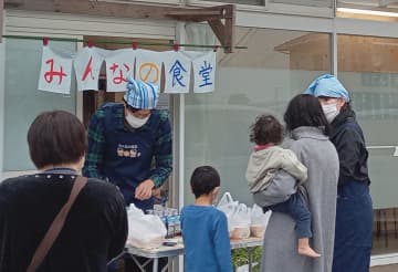 子ども向け弁当を無償配布した「みんなの食堂」=鹿嶋市平井