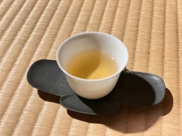 これが、植物と虫とで作られた神秘のお茶「虫秘茶」。研究がすすめば、未知の健康効果も見つかるかもしれない。