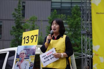 懲役5年の求刑を受けた尹美香被告と故金福童氏（パネル） 出典 正義連公式フェイスブックページ