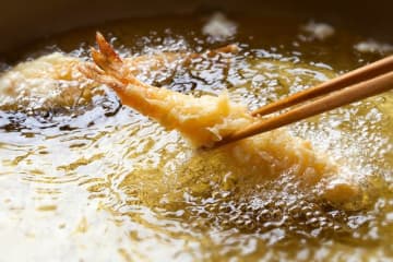 天ぷらはもちろん揚げすぎるのは問題ですが…。写真はイメージです（Paylessimages/stock.adobe.com）