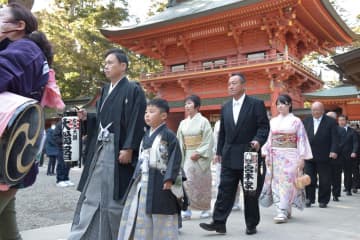 参進する沼尾郷大総督の宮本成生君(中央)=鹿嶋市宮中の鹿島神宮