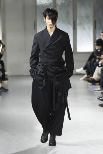 『Yohji Yamamoto POUR HOMME 2023-24 A/W Collection』にモデルとして出演したSnow Man・ラウール （C）Yohji Yamamoto Inc.