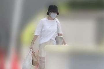 21年7月、昼過ぎに新恋人のマンションから出る前田敦子