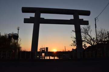 一の鳥居から船だまりを経て常陸利根川のかなたに沈む太陽=神栖市息栖