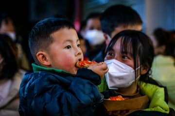 グルメを味わい、春節を楽しむ中国各地方の人々