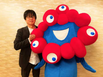 「ミャクミャク」と作者・山下浩平さん  ※画像提供・2025年日本国際博覧会協会