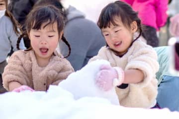 雪遊び（提供：湊川公園手しごと市実行委員会）