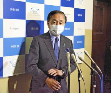 取材に応じる黒岩知事＝27日午後、県庁