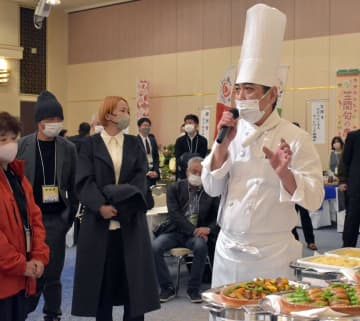 茨城県産食材を使った料理を説明する野沢康雄総料理長(右)=水戸市三の丸