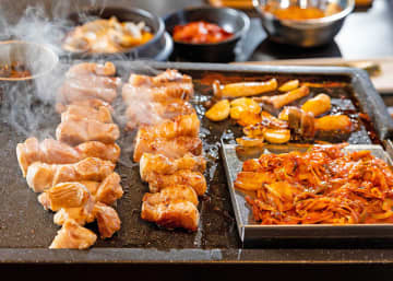各テーブルに用意された鉄板で好きなペースで焼ける。焼肉は「熟成サムギョプサル」「熟成モクサル」「熟成ガブリサル」の３種類（各1738円）