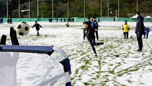 ふたば未来学園高サッカー部員と楽しく体を動かす子どもたち