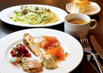 東京で20年以上の経験を積んだシェフが腕を振るう「Ｂランチ」（1600円）は、自家製パン（フォカッチャ）、前菜盛り合わせ、スープ、パスタ、コーヒー or 紅茶のセット。この日のスープは野菜多めのミネストローネ。プラス400円でデザートが付けられる