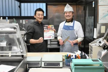 「食べ歩きを楽しんで」と呼びかける村花宏史さん（左）と村井敏美さん＝2023年1月30日、村井肉店